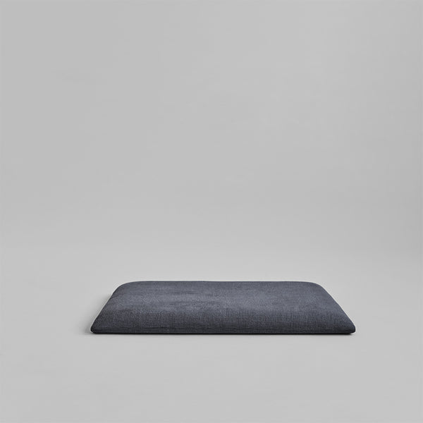 101 COPENHAGEN【日本代理店】デンマークデザイン Brutus Dining Cushion Charcoal