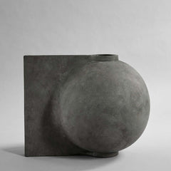 101 COPENHAGEN 【日本代理店】デンマークデザイン Offset Vase Big Dark Grey｜北欧インテリア通販サイト greeniche（グリニッチ）