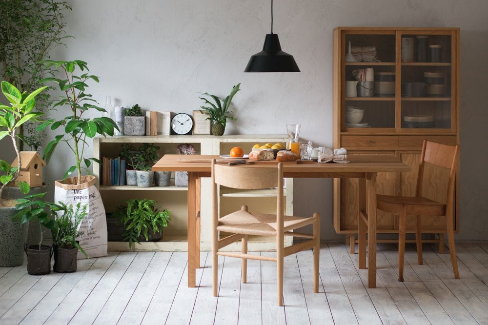 【greeniche グリニッチ】無垢材カフェテーブル　北欧インテリア　カリモク Cup Board コーディネート ｜ 北欧家具・北欧インテリア通販サイト