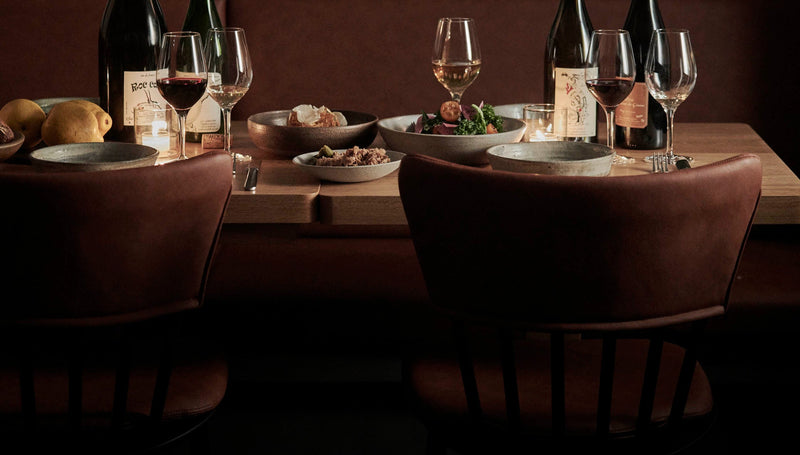 デンマーク発・FDBモブラー(デンマーク協同組合・家具部門)のチェアが彩る 、フレンチビストロと器ギャラリーの複合ショップ「AELU」｜北欧インテリア通販サイト greeniche（グリニッチ）