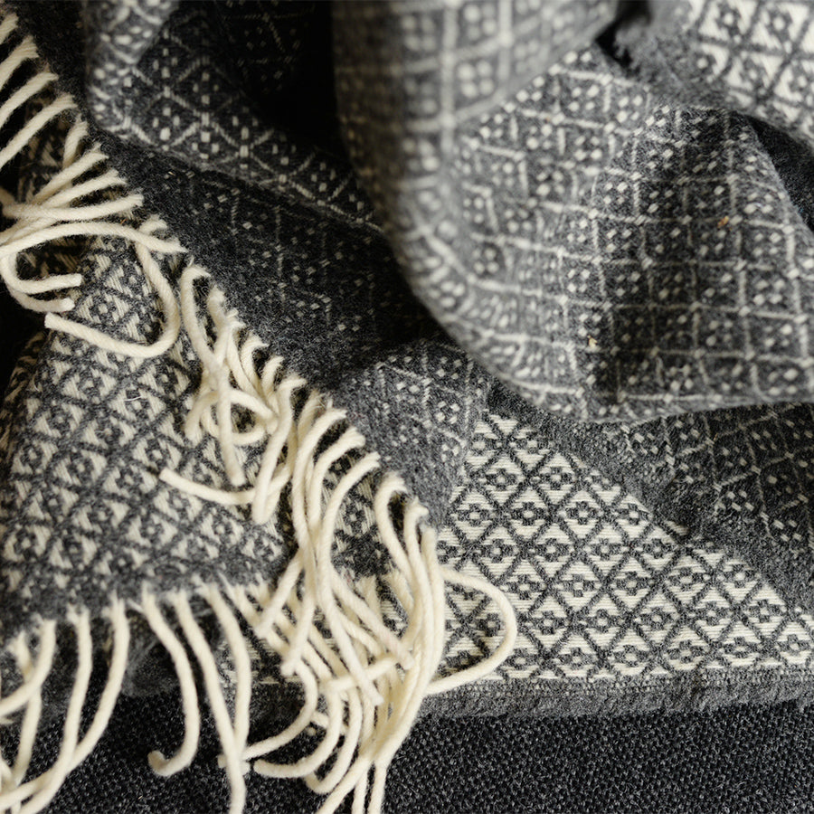 シ・コラサォン ウールブランケット Flower Dark Gray | 北欧