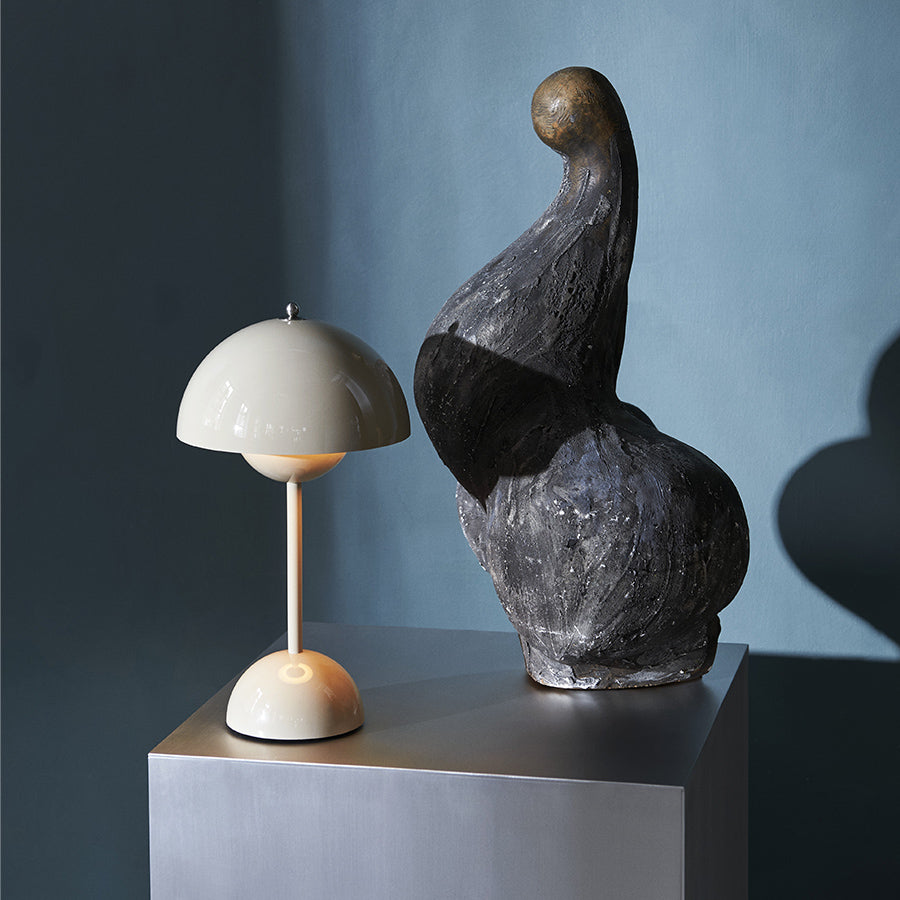 Flowerpot VP9 Verner Panton ホワイト Flowerpot Portable Table Lamp VP9 - Matte White — Design