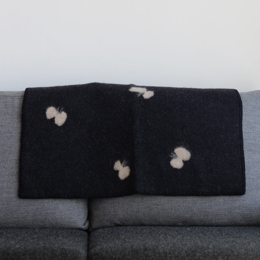 KLIPPAN ウール ミニブランケット CHOUCHO ブラック | 北欧家具 北欧