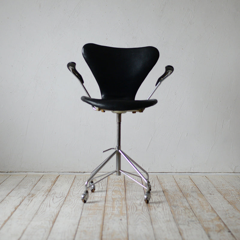 Arne Jacobsen Arm Chair R607D312