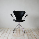 Arne Jacobsen Arm Chair R607D312