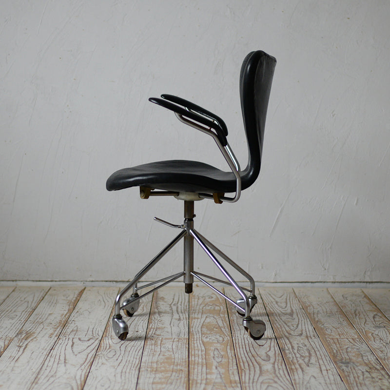 Arne Jacobsen Arm Chair R607D312